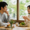既婚男性に仕事や悩みを相談する女性の様子