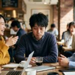 カフェで会話する男女とネガティブな人の特徴や心理をイメージした様子